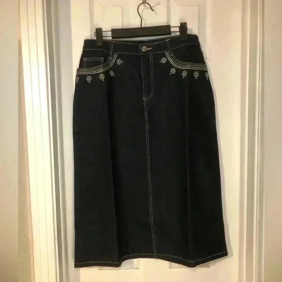 Women’s jean skirt with flower accents size 6P - Picture 13 of 13